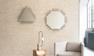 décoration intérieure fauteuil devant miroirs et tapisserie panoramique Anabô 